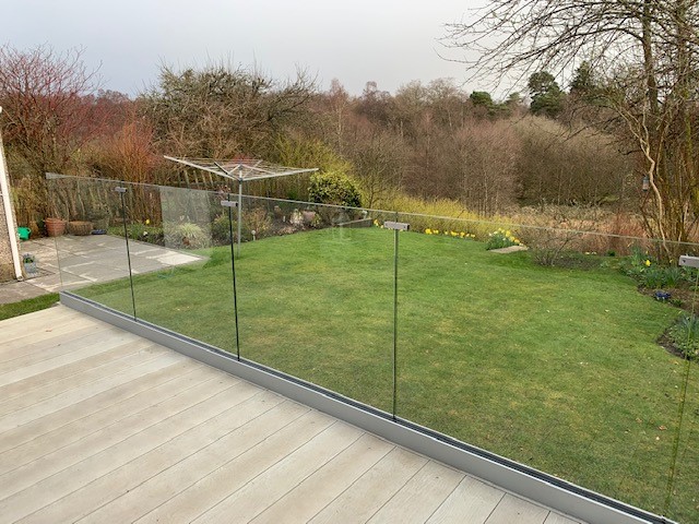 Glass balustrade for home deck