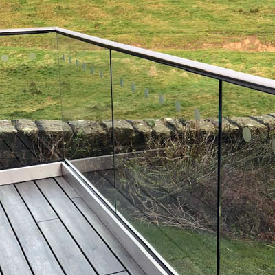 Glass balustrade with handrail
