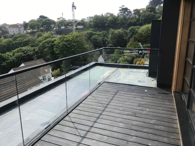 Frameless handrail glass balcony