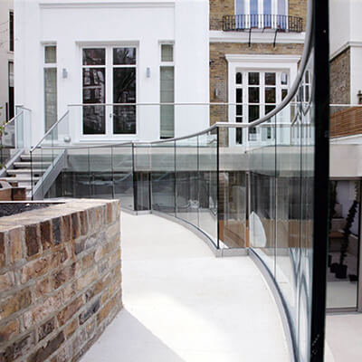 Bending glass balustrade across pathway